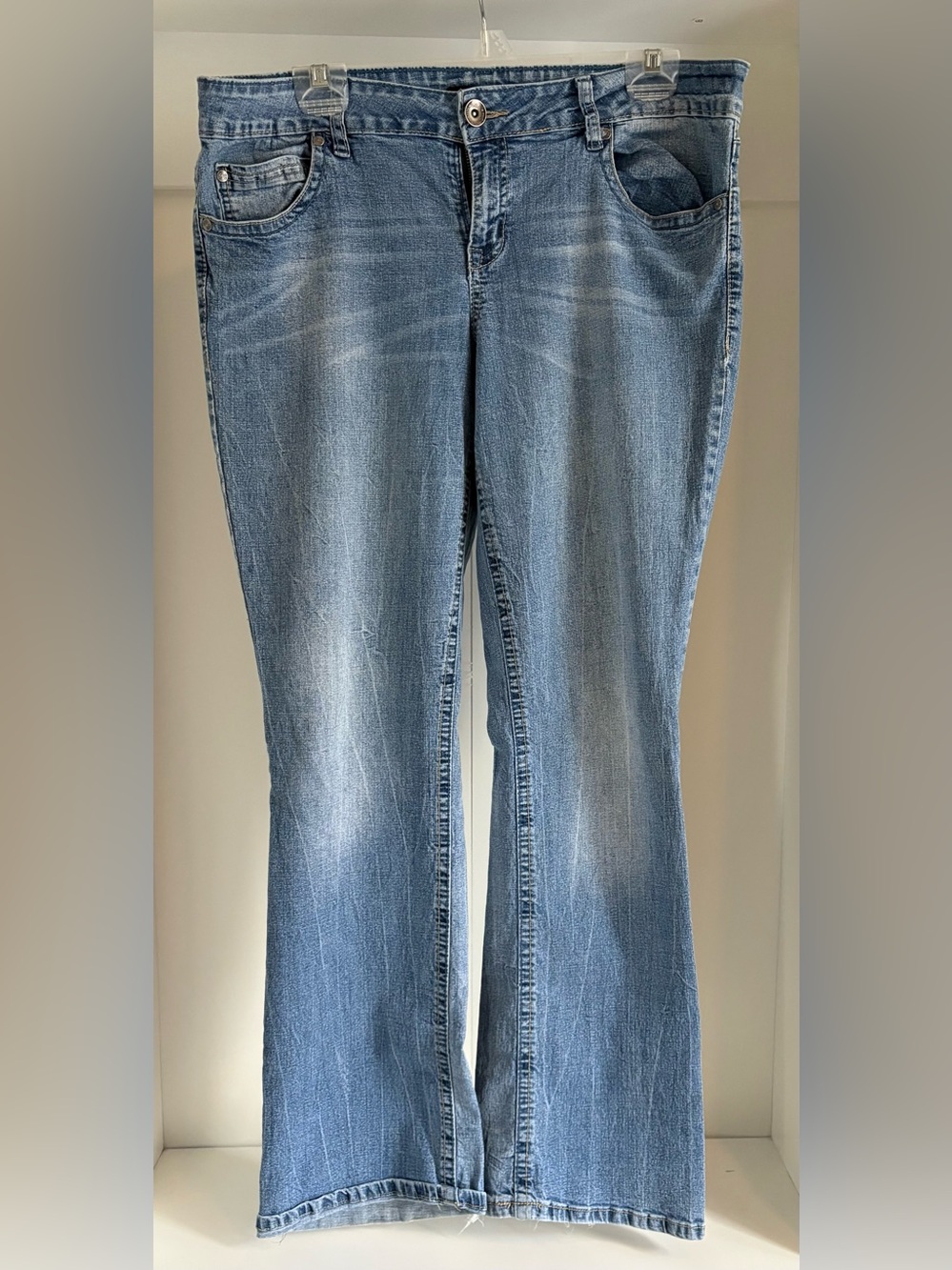 lei sz 17 Bootcut Jeans in Faded Blue